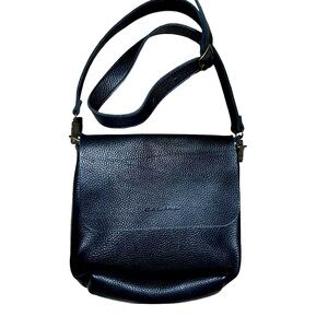 Calma pebbled leather black crossbody bag handcrafted in Spain